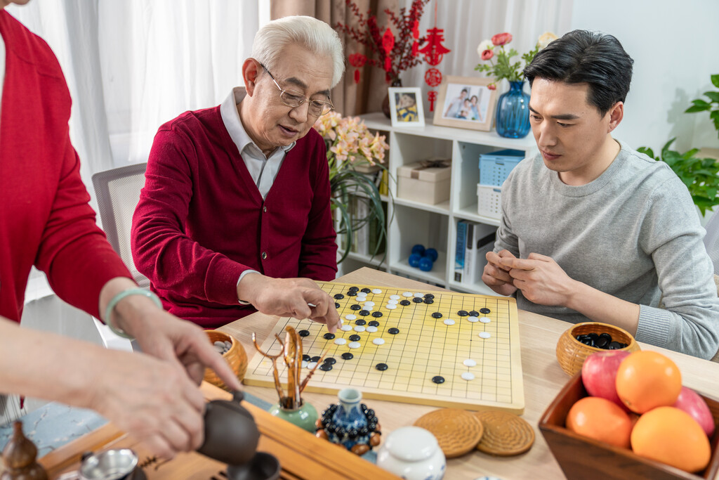 快乐的家庭喝茶下围棋