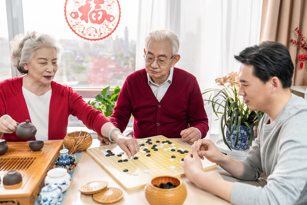 快乐的家庭喝茶下围棋图片