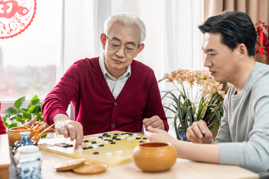 快乐的父子下围棋图片