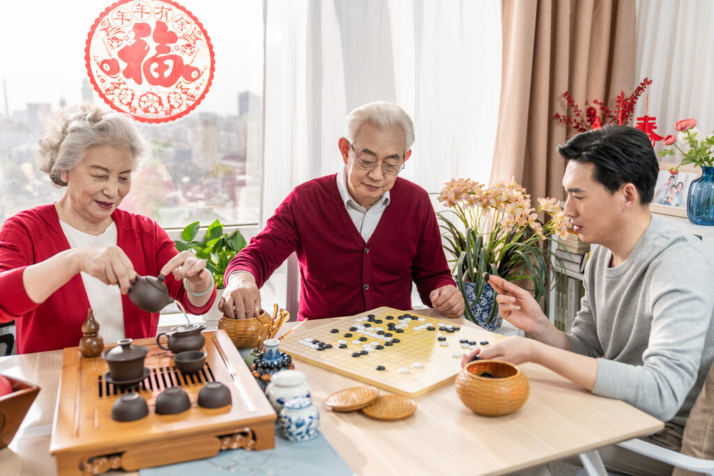 快乐的家庭喝茶下围棋图片