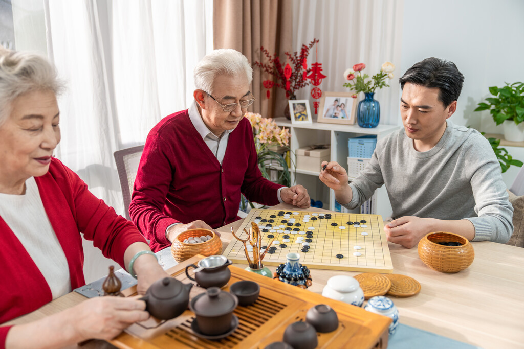 快乐的家庭喝茶下围棋图片