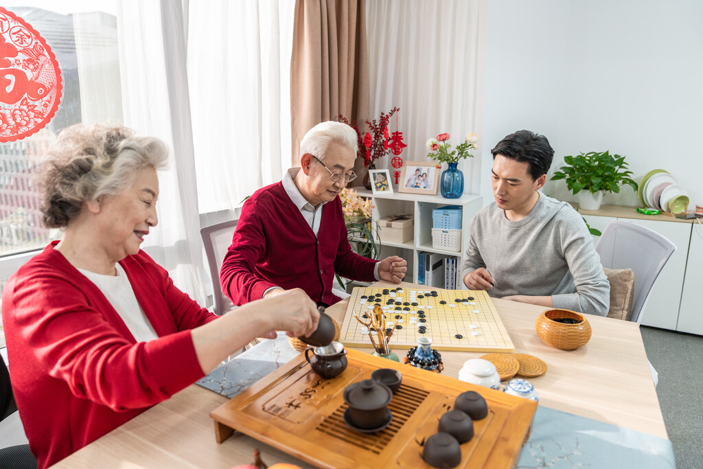 快乐的家庭喝茶下围棋图片