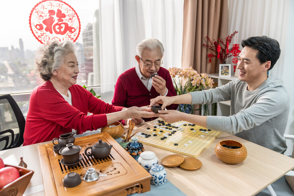 快乐的家庭喝茶下围棋图片