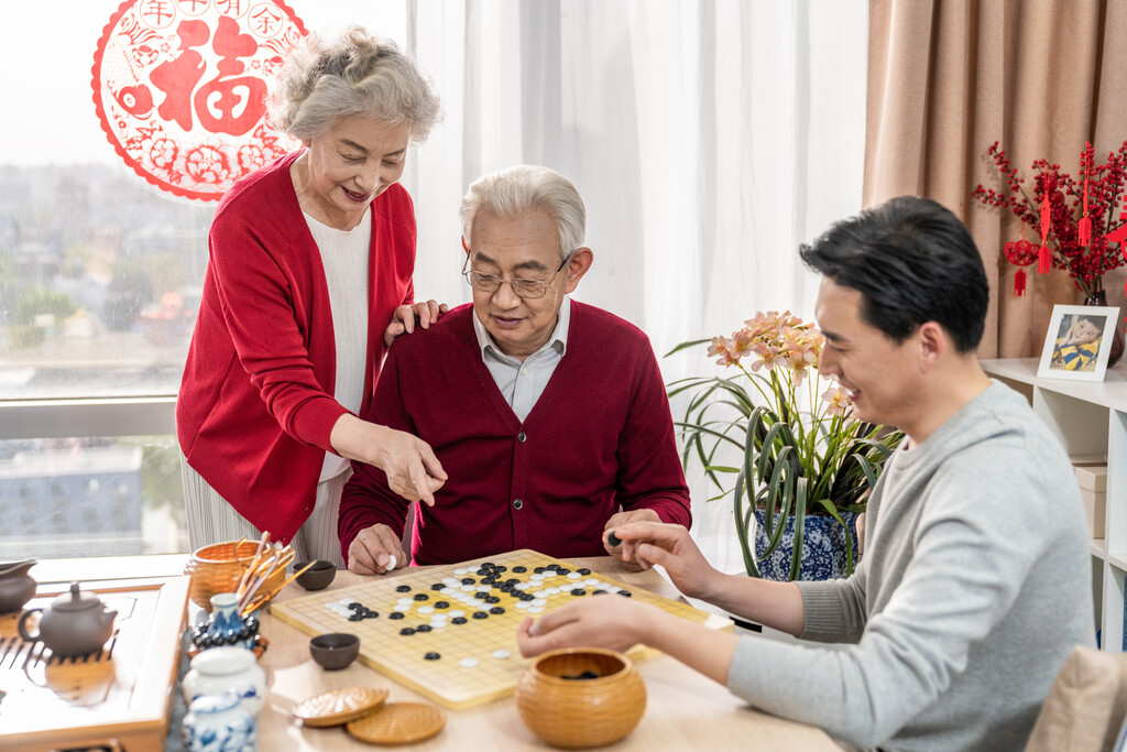 快乐的家庭喝茶下围棋图片