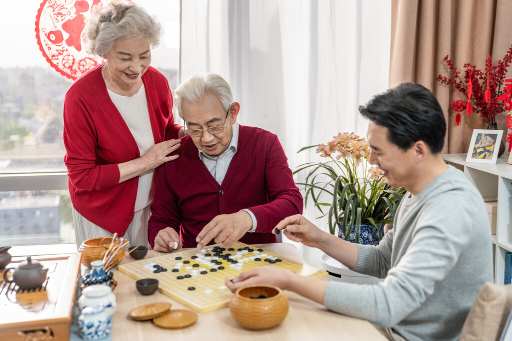 快乐的家庭喝茶下围棋图片