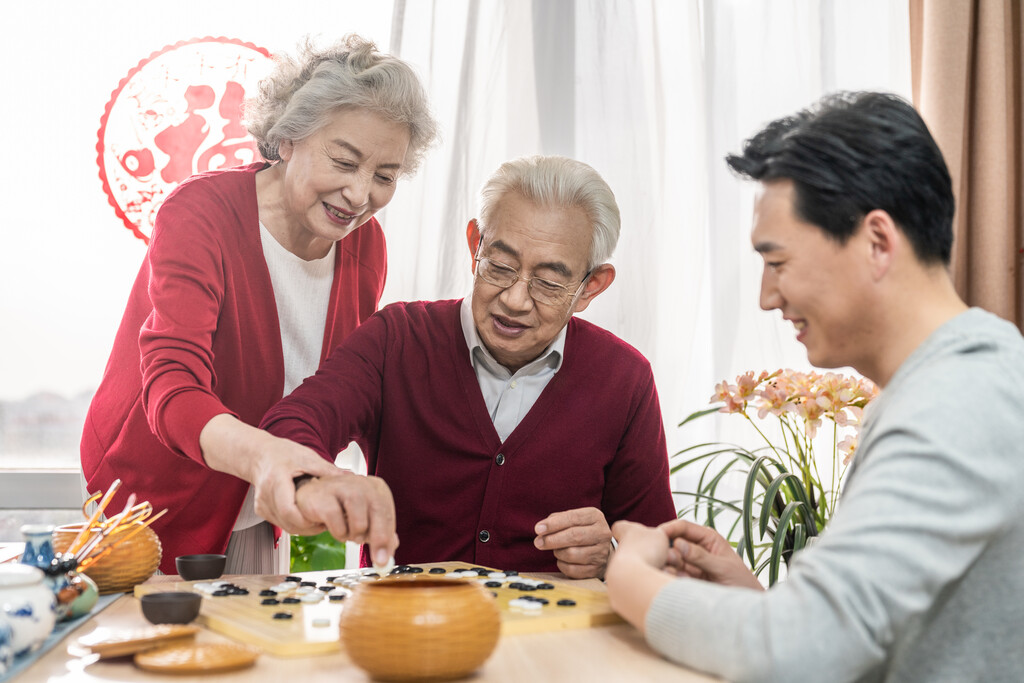 快乐的家庭喝茶下围棋图片