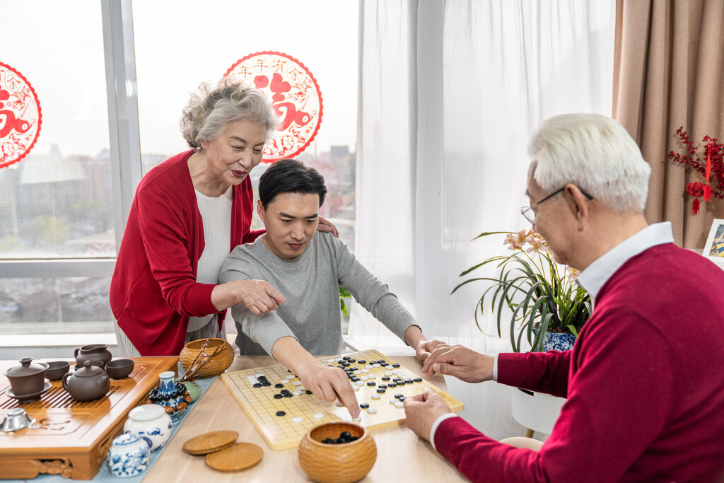 快乐的家庭喝茶下围棋