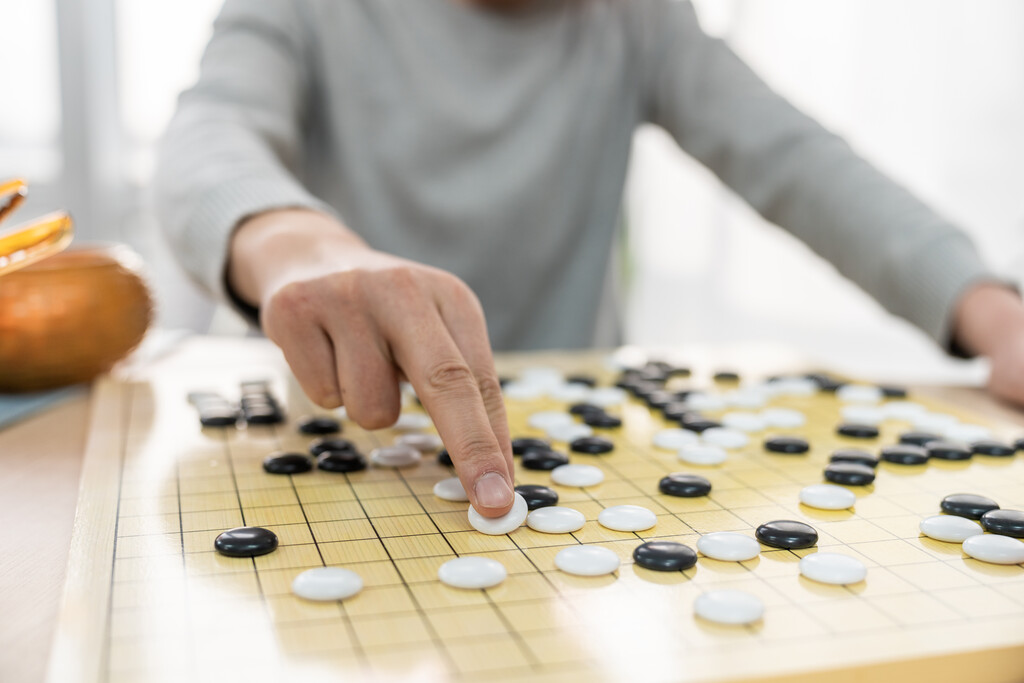 一个年轻男人在下棋图片