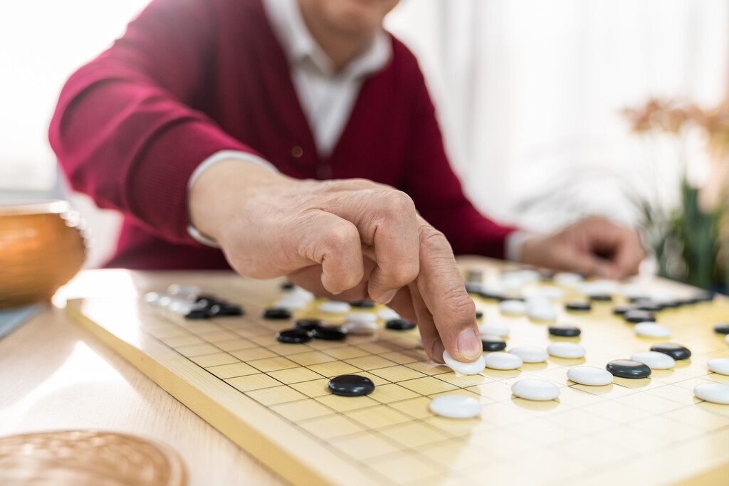 一个老年男人在下棋图片