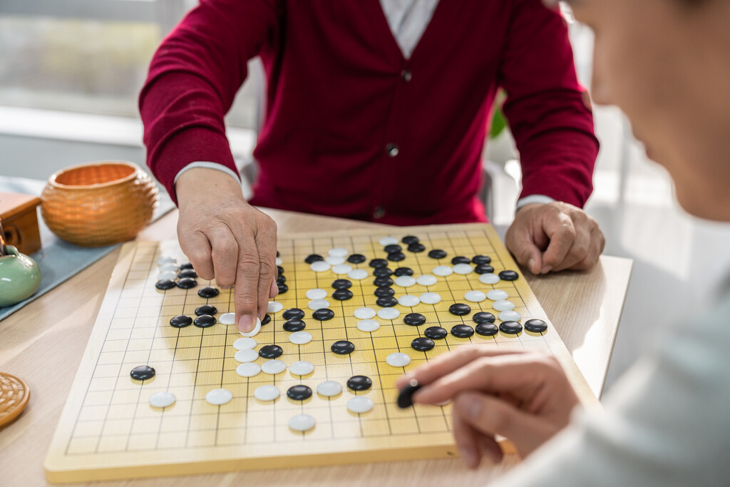 快乐的父子下围棋图片