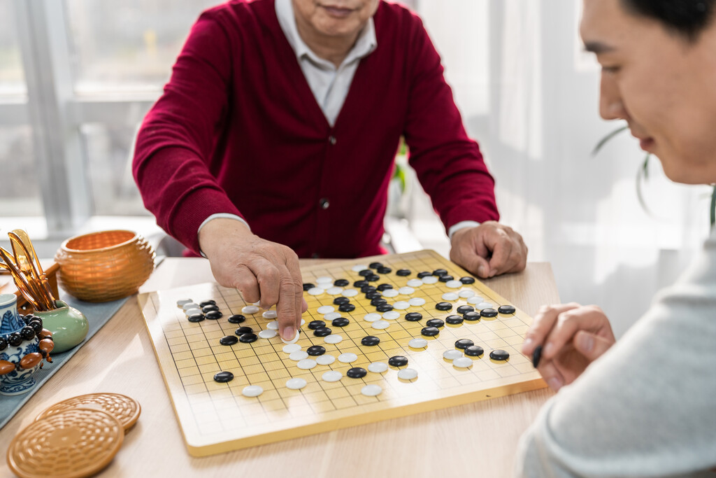 快乐的父子下围棋图片