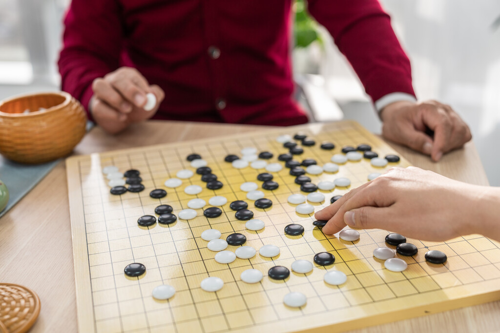 快乐的父子下围棋图片