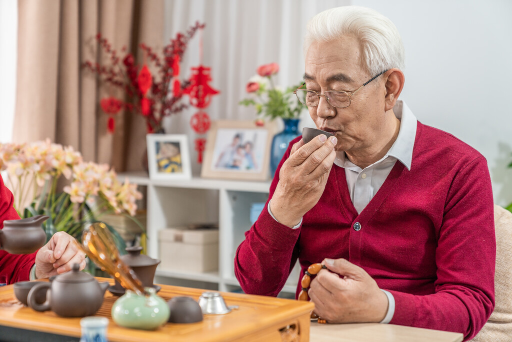 快乐的老年男人喝茶图片