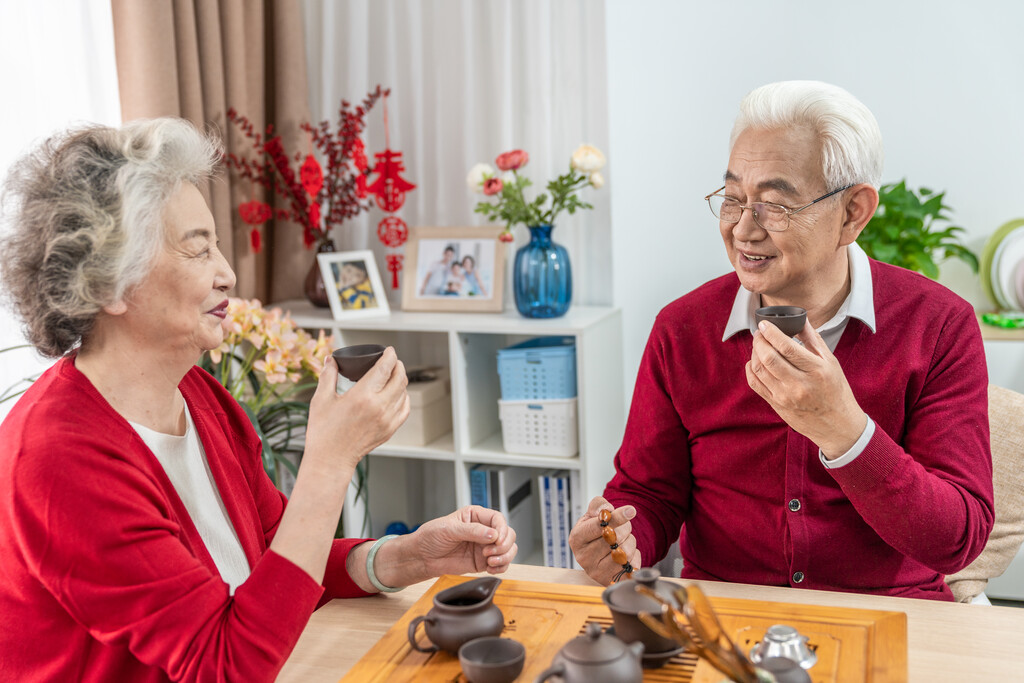快乐的老年夫妇喝茶