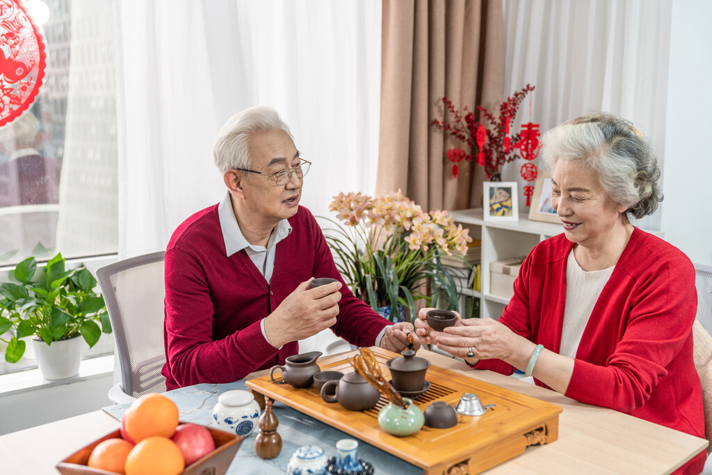 快乐的老年夫妇喝茶