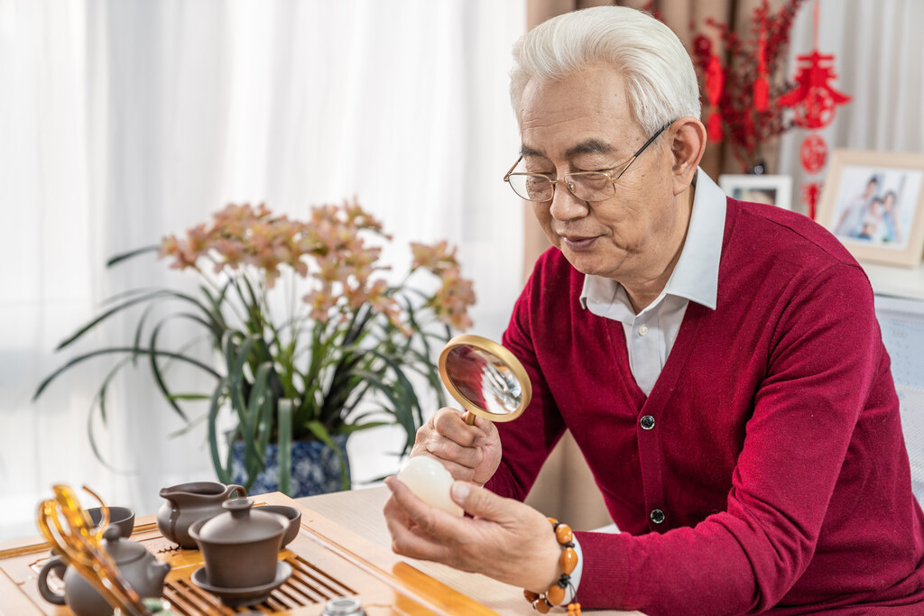 老年人研究古董图片