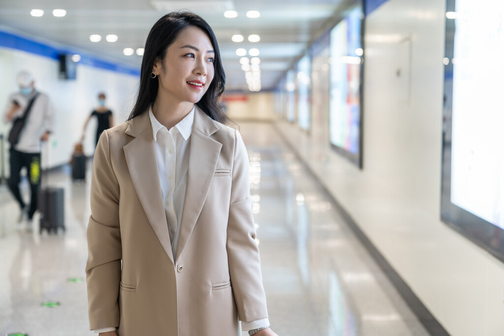 商务女士在机场图片