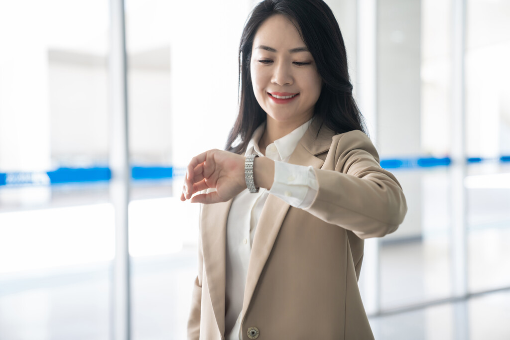 商务女士在机场看手表