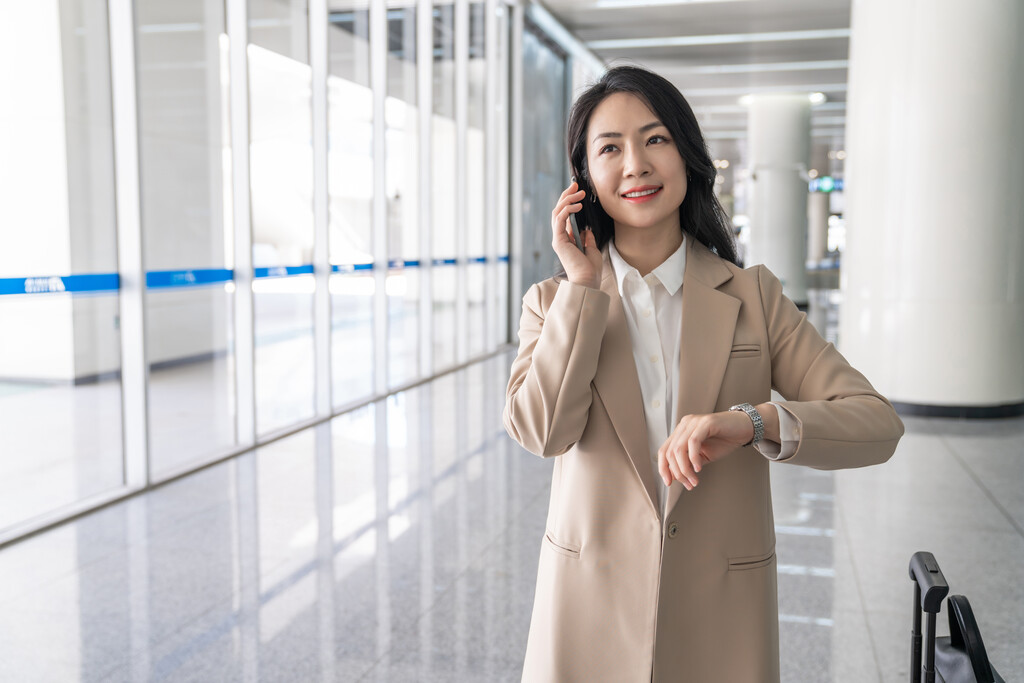 商务女士在机场打电话图片