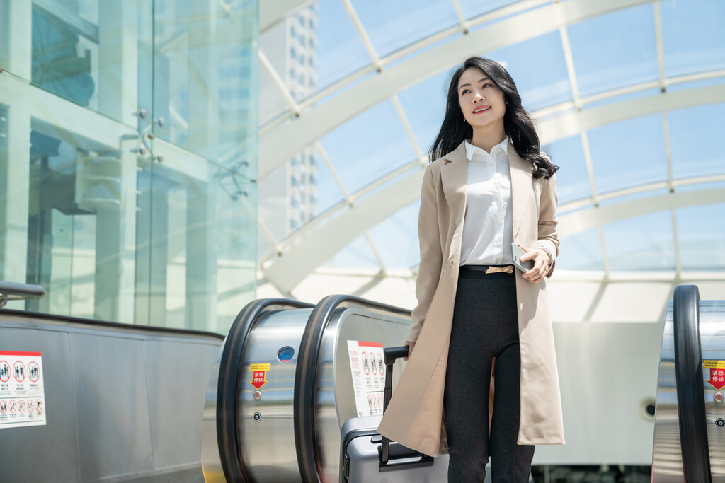 商务女士在机场图片