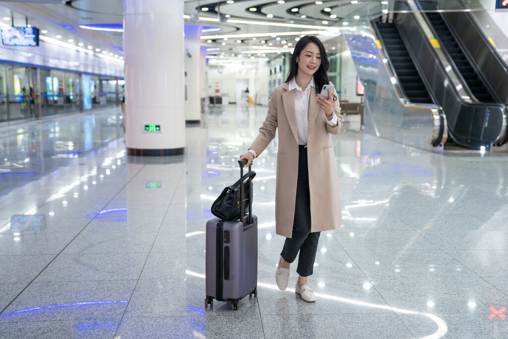 商务女士在地铁图片