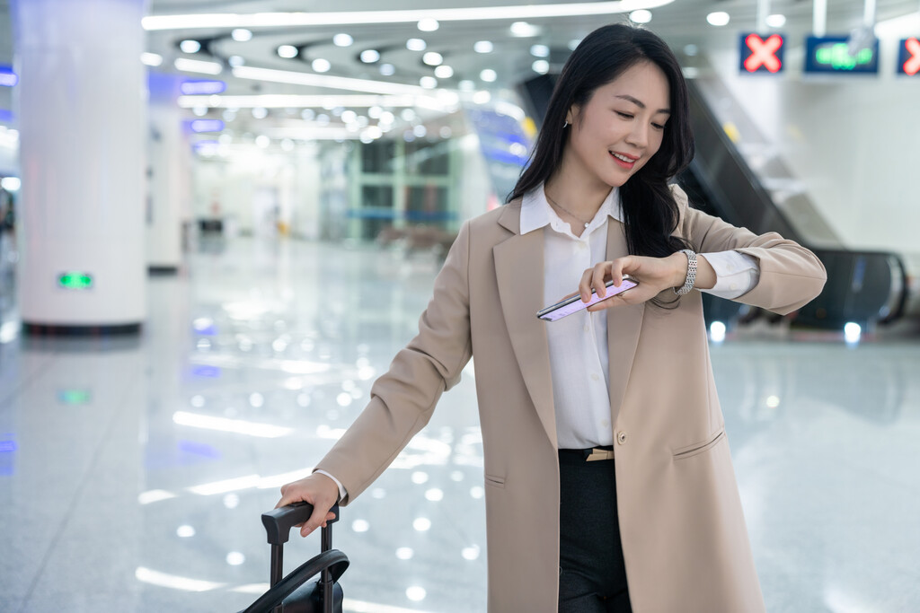商务女士在地铁图片