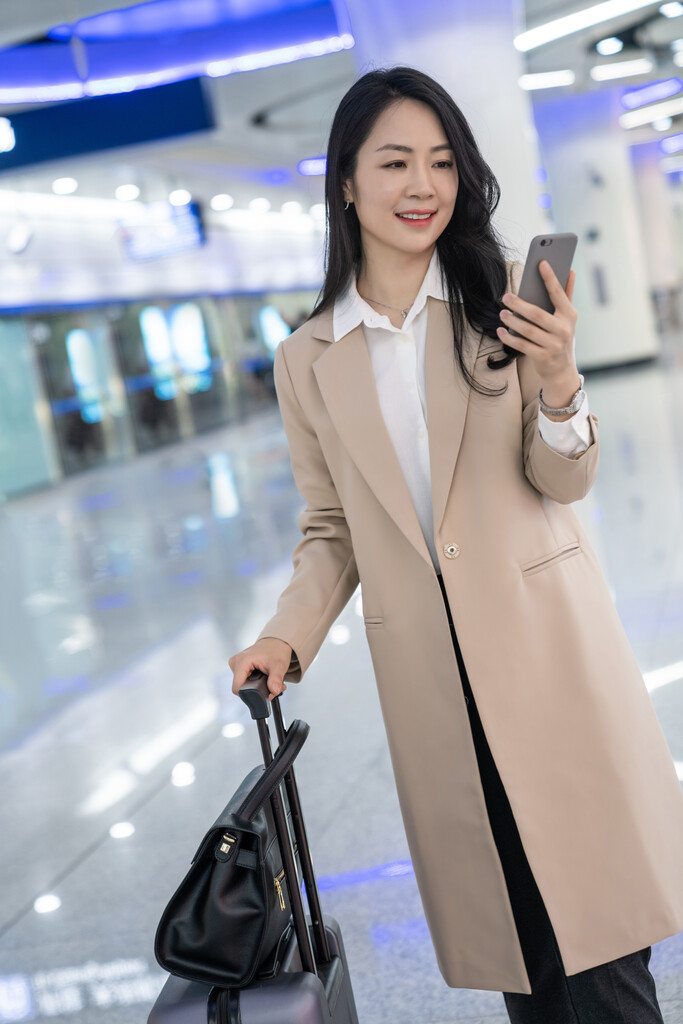 商务女士在地铁图片