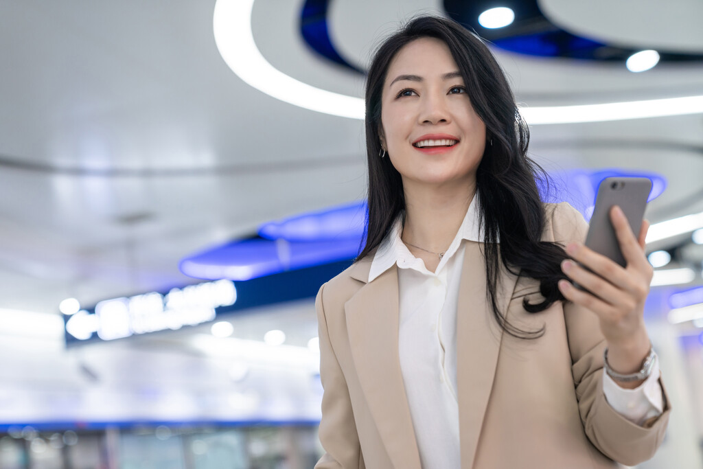 商务女士在地铁图片