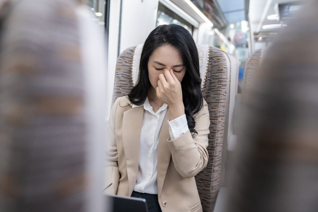 商务女士乘坐地铁按摩