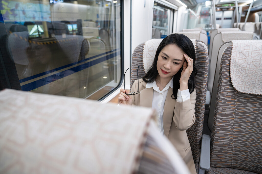 商务女士乘坐地铁按摩图片