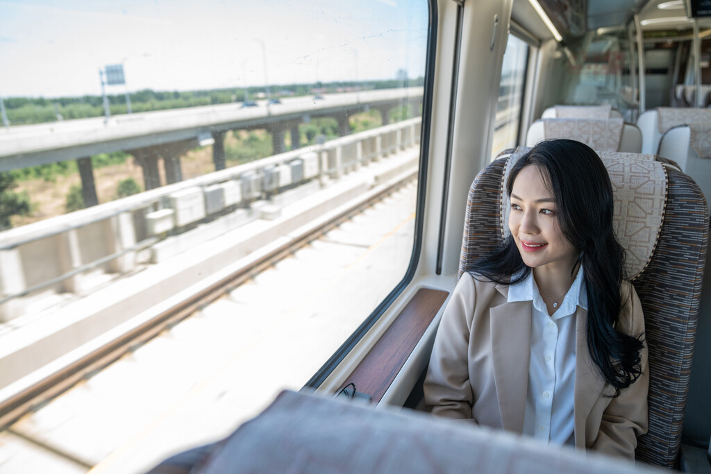 商务女士乘坐地铁图片