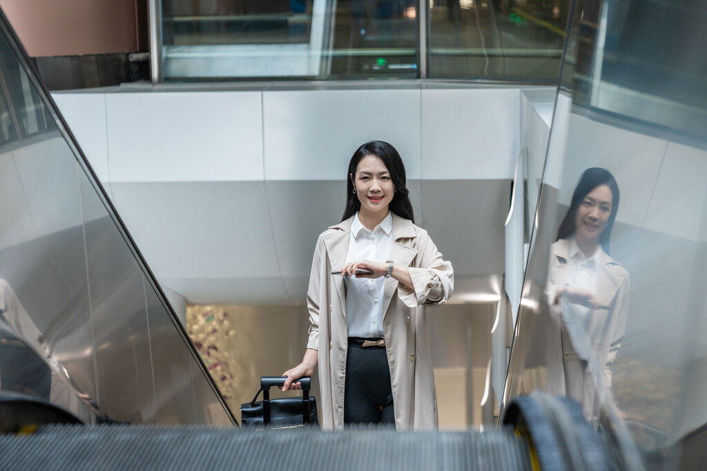 商务女士在机场乘坐电梯图片