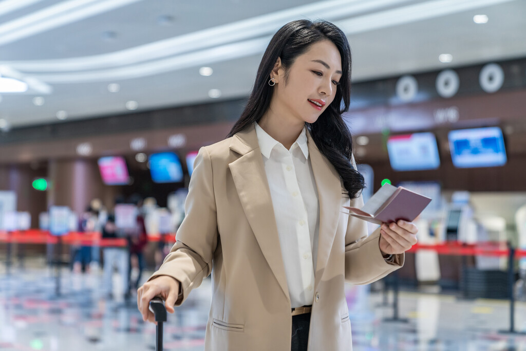 商务女士拿着护照在机场图片