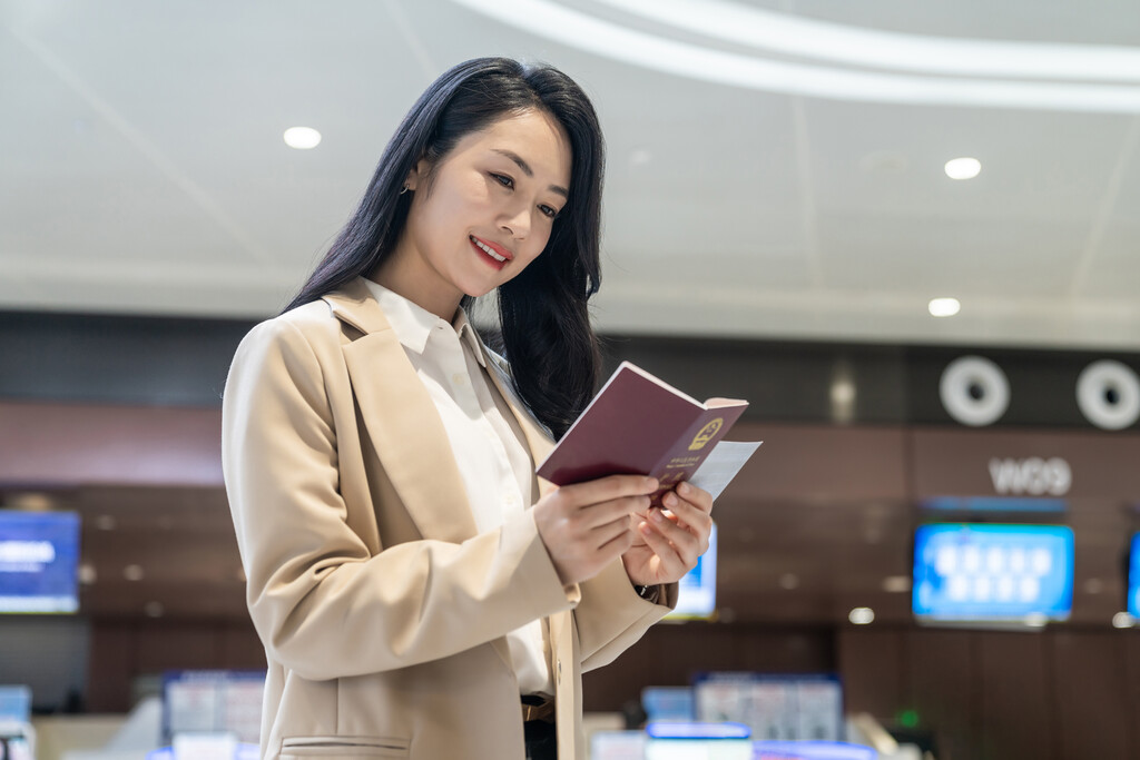 商务女士拿着护照在机场图片