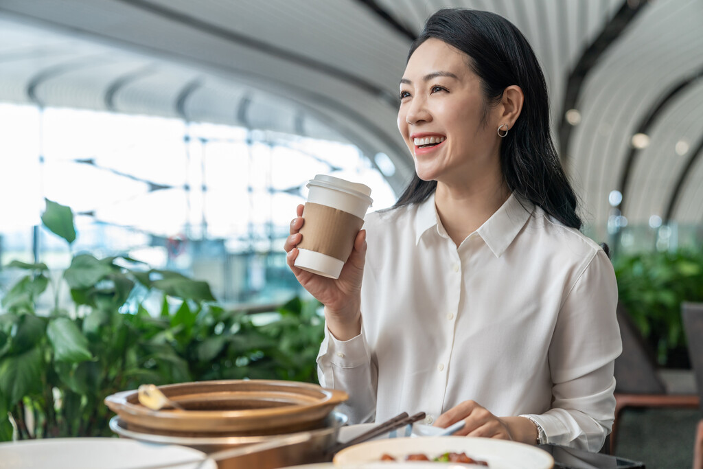 商务女士用餐图片