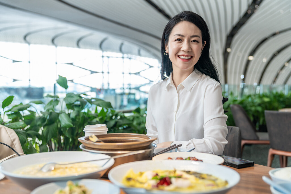 商务女士用餐