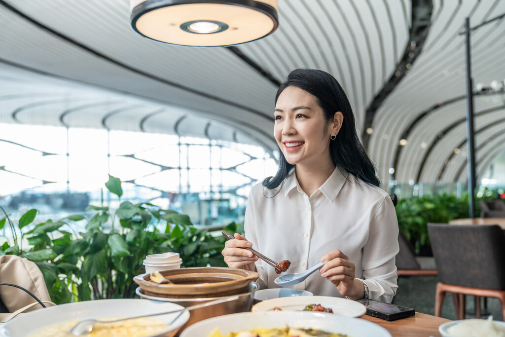 商务女士用餐图片