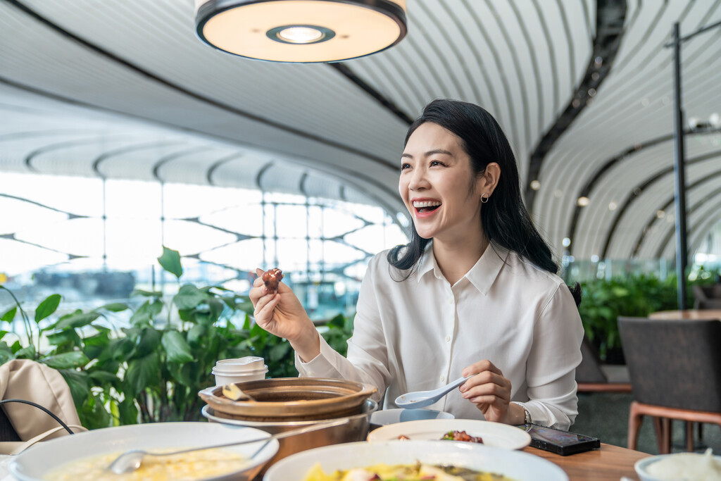 商务女士用餐图片