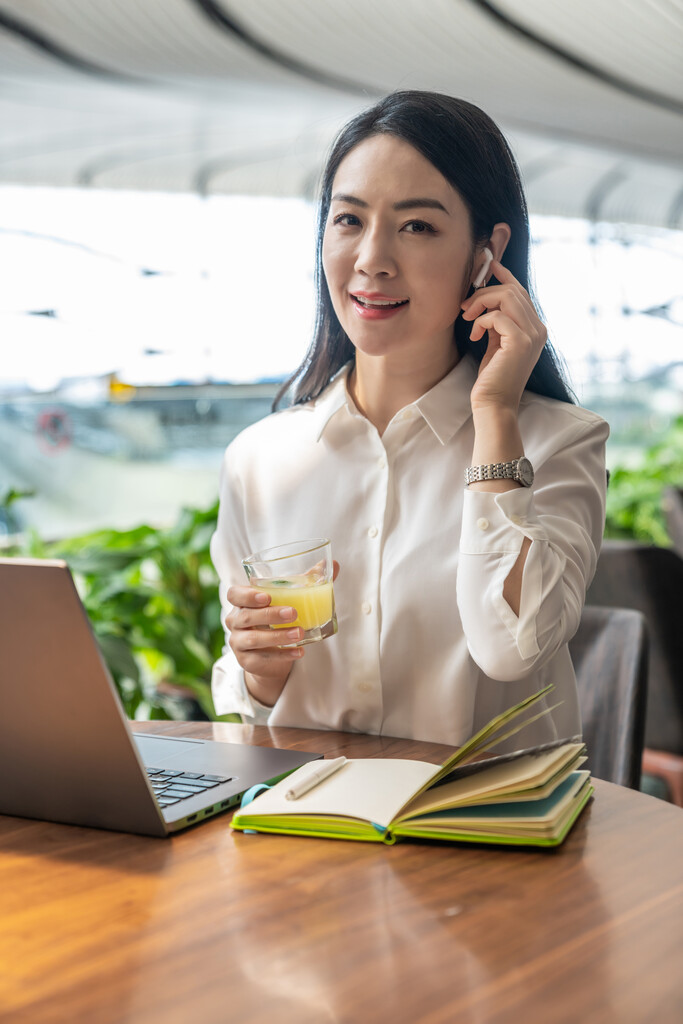 商务女士休闲办公图片