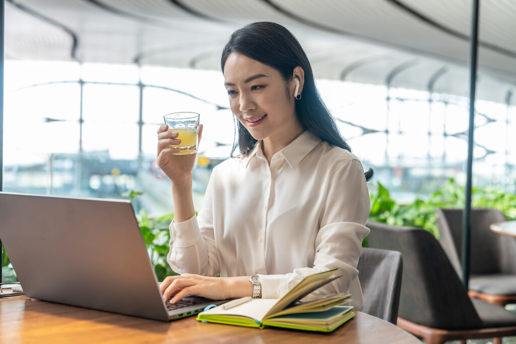 商务女士休闲办公图片