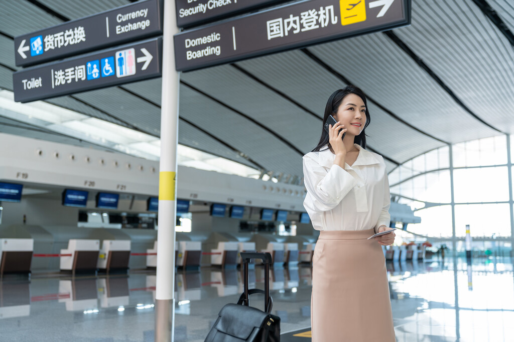 商务女士在机场打电话图片