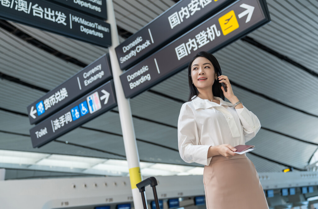 商务女士在机场打电话图片