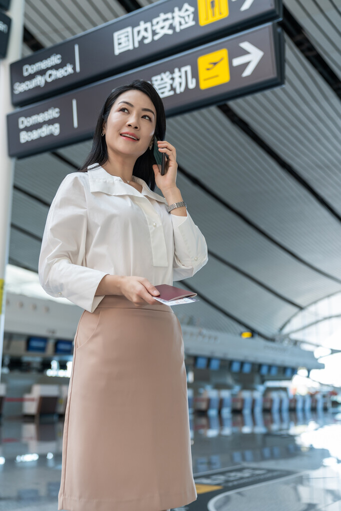 商务女士在机场打电话图片