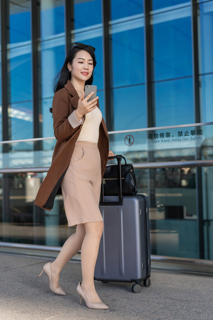 商务女士在机场使用手机图片