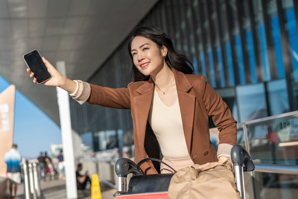 商务女士在机场招手图片