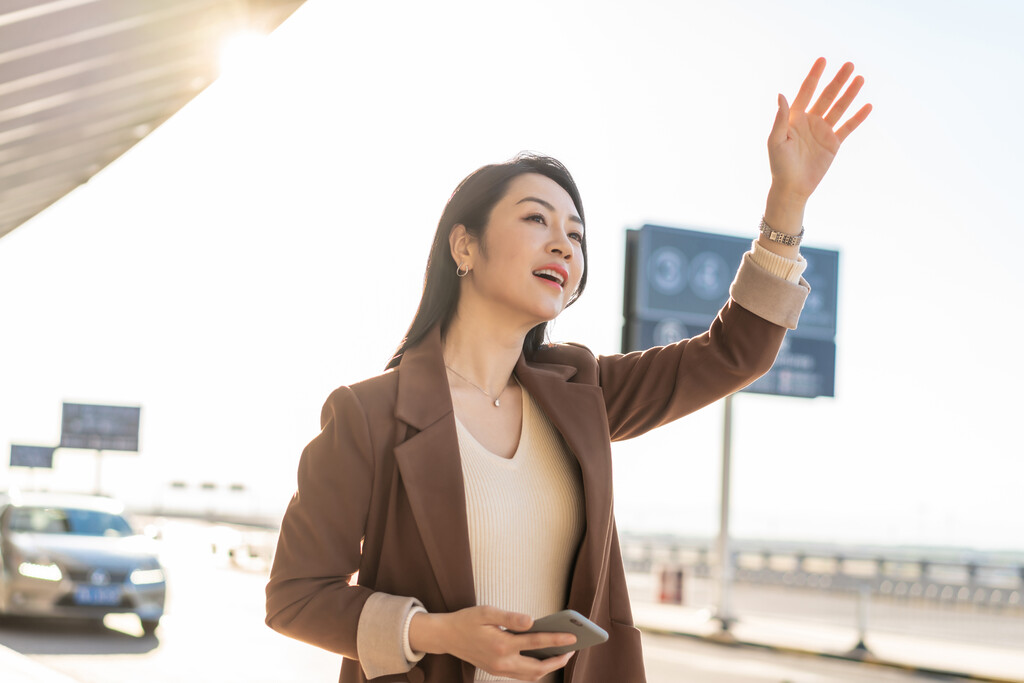 商务女士在机场招手图片