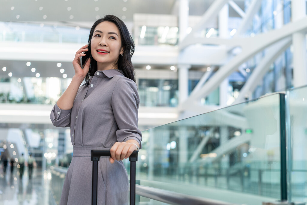 商务女士在机场打电话