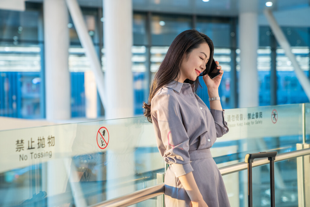 商务女士在机场打电话图片