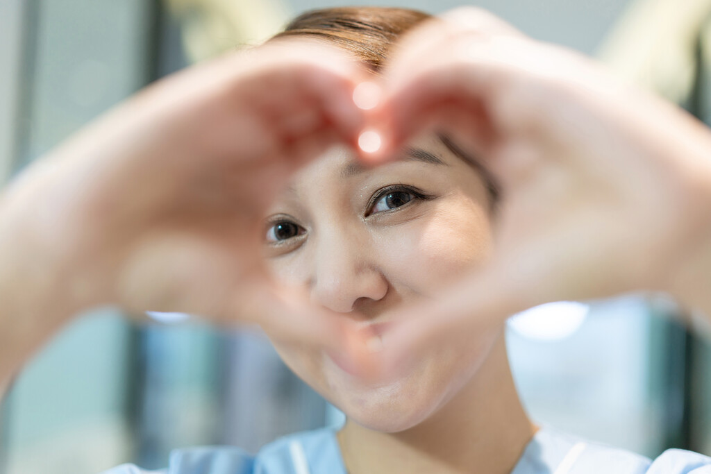 年轻女护士在诊所图片