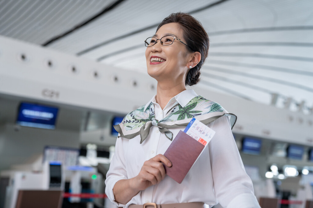 老年女人在机场图片